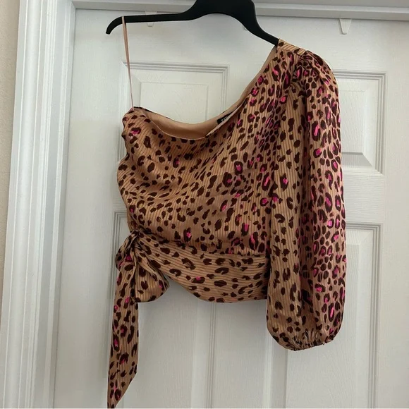 Express Leopard Print One Shoulder Blouse Bow Brown Sz XS 🆕 - Picture 2 of 6